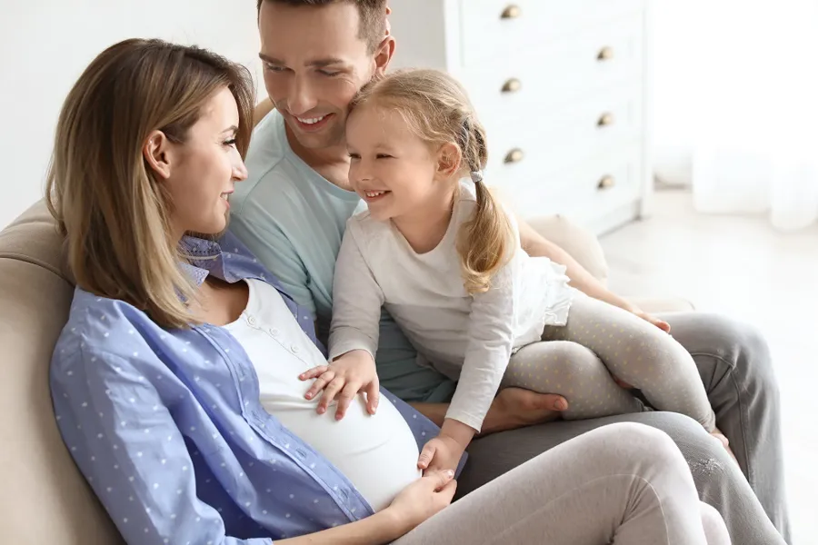 Gravid kvinne med familie